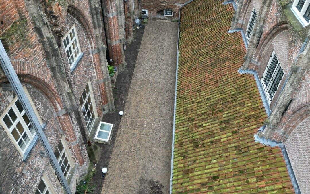 Kwaliteit die de tijd trotseert – Herbestrating van de middeleeuwse binnenplaats bij de Mariakerk in Deventer